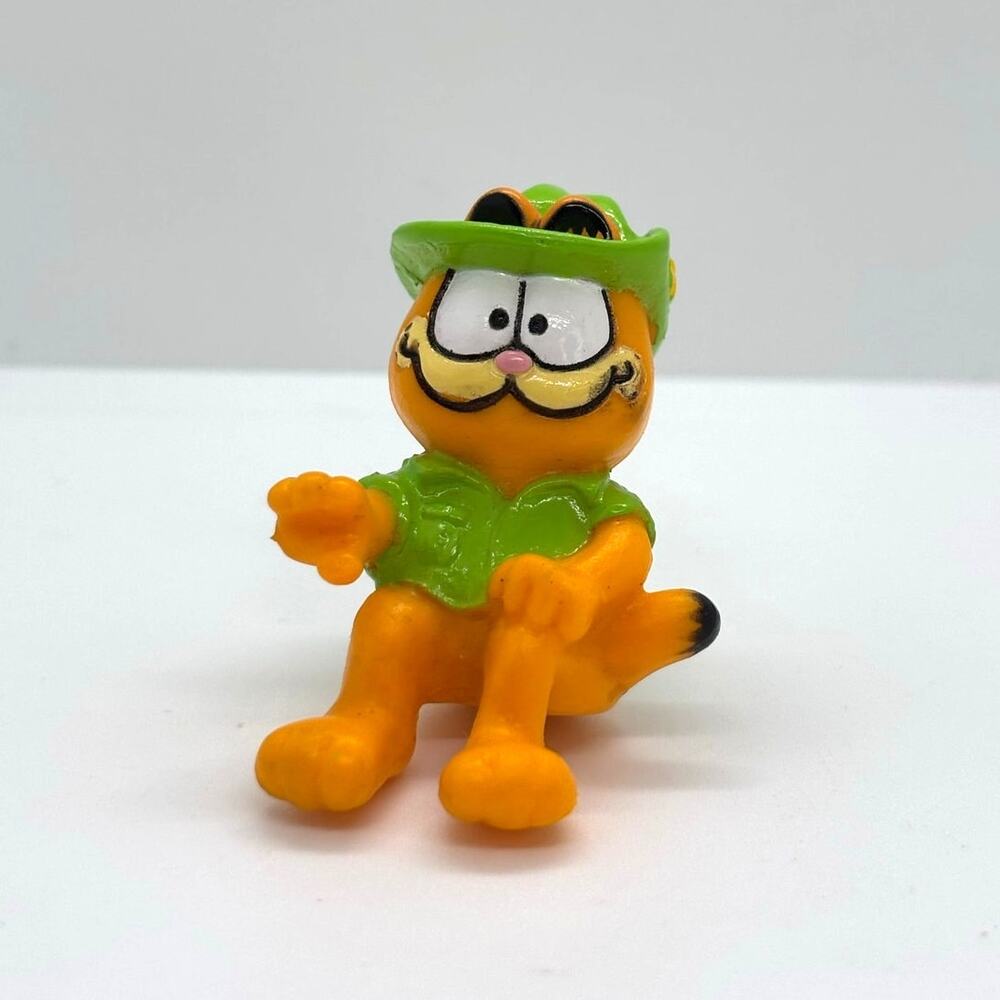 Vintage 1981 Sitting Garfield Cat PVC Mini Figure, Wearing Safari Shirt & Hat